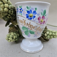 kakaokrus-på-fod-blå-blomster-hvidt-krus-gammel-tysk-inskription